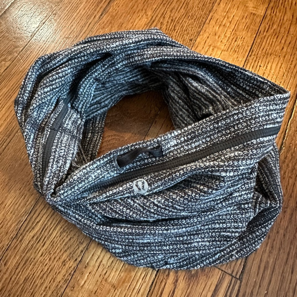 Lululemon run with me neck warmer coco pique black white